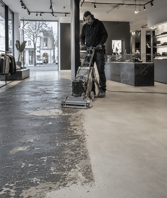 Beton schaven in winkelruimte of showroom als voorbereiding op vloerafwerking