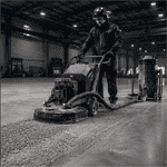 Beton schaven met vloerbewerkingsmachine in bedrijfshal